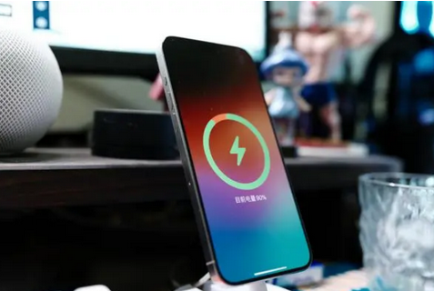 克井镇苹果15换屏服务分享用什么充电器给iPhone15充电更好 